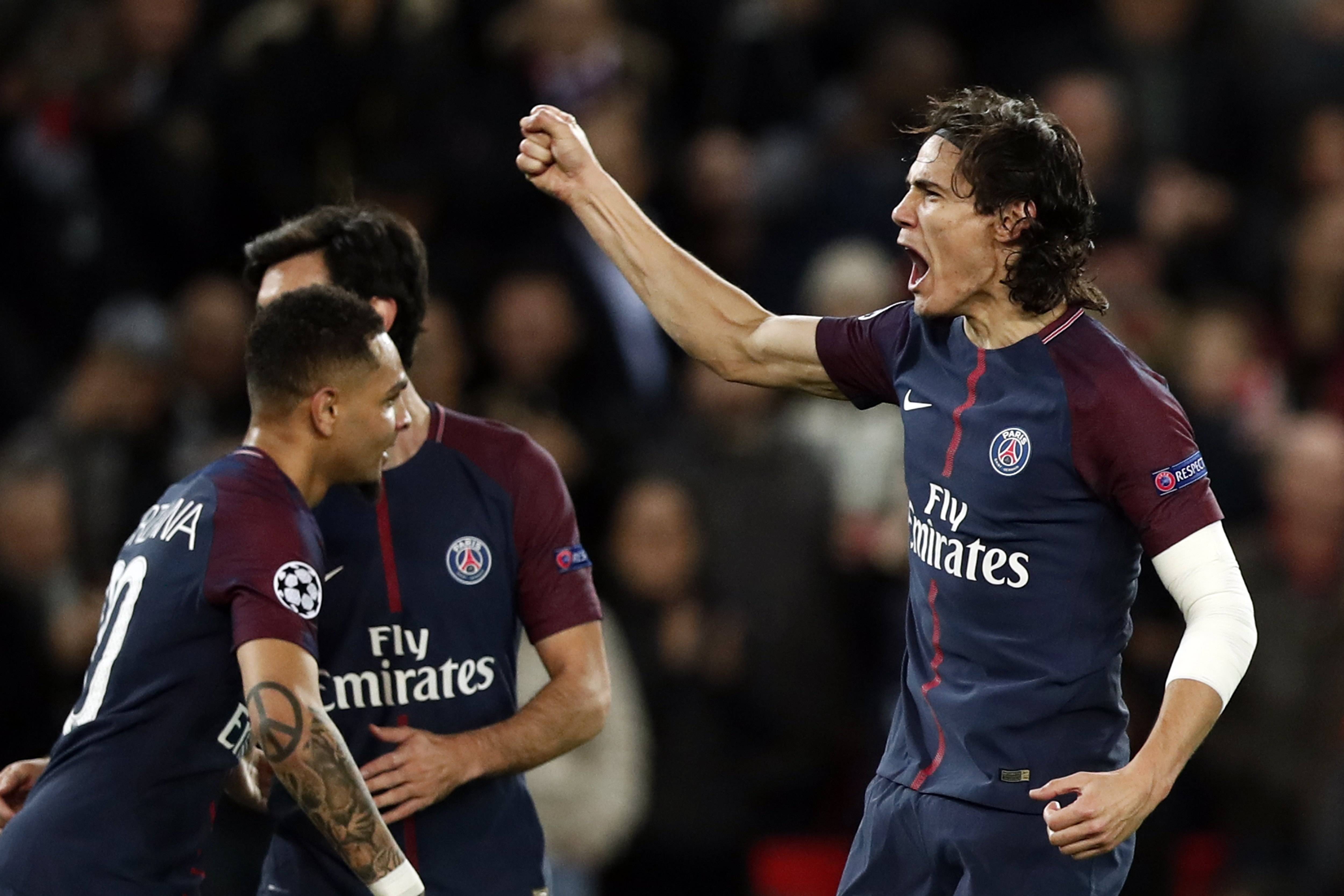 另一个半球的思念，奥斯卡晒出在家观看海港亚冠比赛照片（隔着半球的牵挂：奥斯卡在家晒图看海港亚冠）