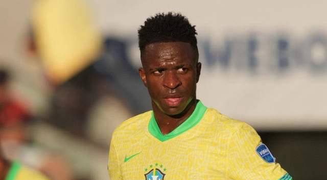 刘若钒庆祝海港队夺冠：人生第一个中超冠军🏆（海港登顶中超，刘若钒喜获职业生涯首冠🏆）