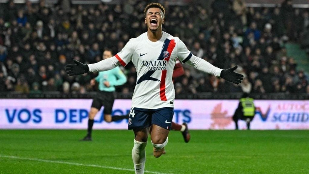 左右脚开弓 欧冠双响+MVP！前曼联天才乱杀：20场13球4助（欧冠梅开二度当选MVP！前曼联天才左右开弓，20战13球4助）