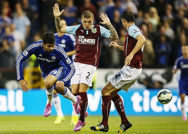 看不到梅西！印度球迷怒了：拆掉广告牌 狂扔水瓶 现场骚乱（看不到梅西引爆印度球迷不满：拆广告牌、掷水瓶，现场失控）