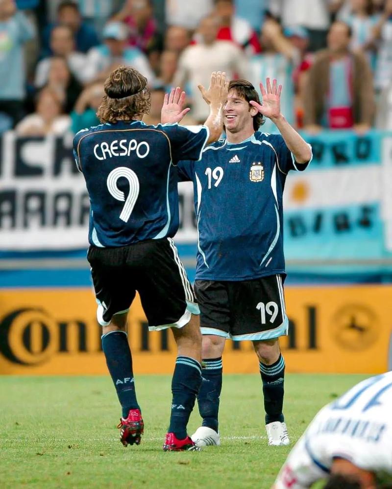 足球报：国安五夺足协杯冠军，憋屈半年终于可以痛快一回（足球报：国安第五次问鼎足协杯，憋闷半年终得痛快）