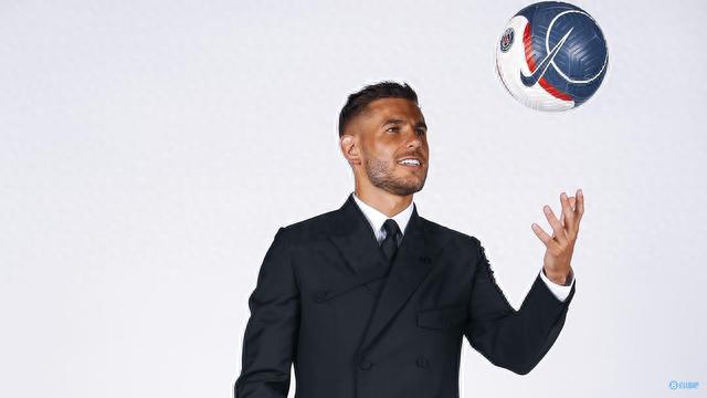 科贝记者：法兰克福球迷往巴萨球迷区投掷杂物甚至发射焰火（科贝记者称：法兰克福球迷向巴萨看台抛掷杂物并燃放焰火）