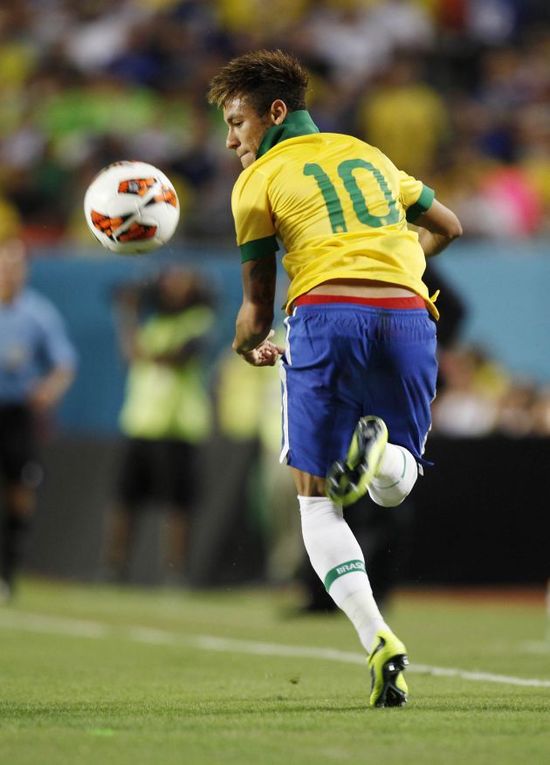 结束全年征程，国安队赛后拉励志标语：明年不服还要再干！（赛季收官，国安队赛后打出励志横幅：不服明年再战）