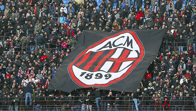 奇招！巴拉多利德球员防守中亲吻对手，后者挥拳反击遭红牌罚下（巴拉多利德球员防守时突袭亲吻，对手挥拳回击吃到红牌）